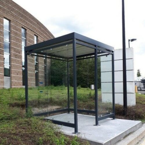 Rookoverkapping Myla Standaard 77 Rookabri 2 x 2 meter. Ideaal voor 4 tot 5 rokers. Onze Keulen rookoverkapping - rookabri, nog altijd de mooiste in zijn prijsklasse, 1 van de 5 die we bij Ardooie in België geplaatst hebben.